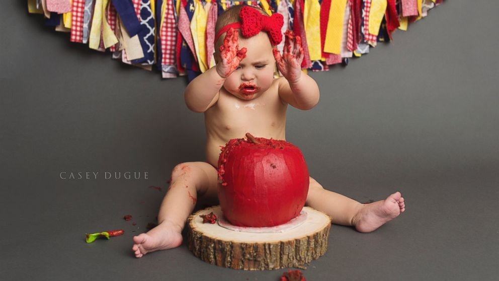 PHOTO: Mom Paula Courange threw her daughter, Amelia, the perfect Snow White-themed cake smash. 
