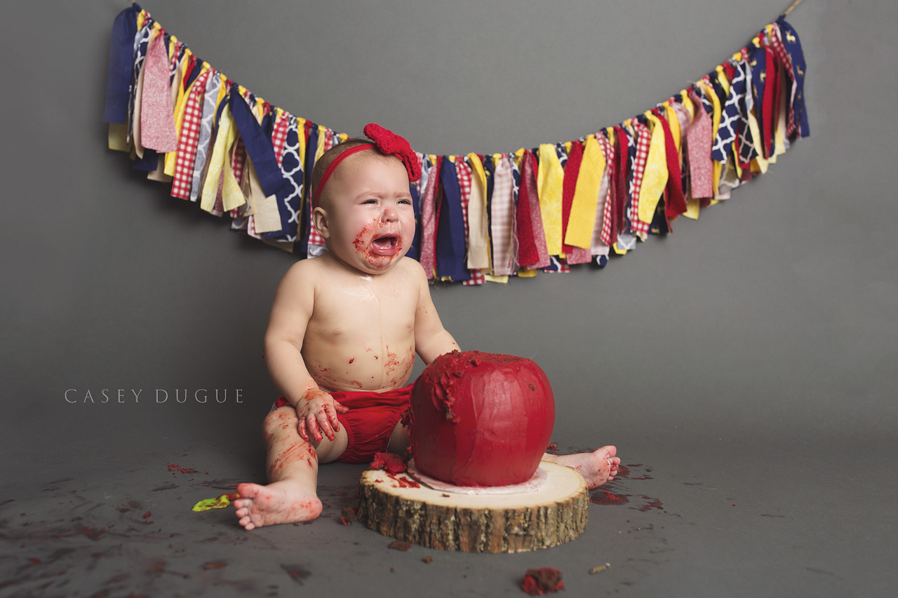 PHOTO: Mom Paula Courange threw her daughter, Amelia, the perfect Snow White-themed cake smash. 