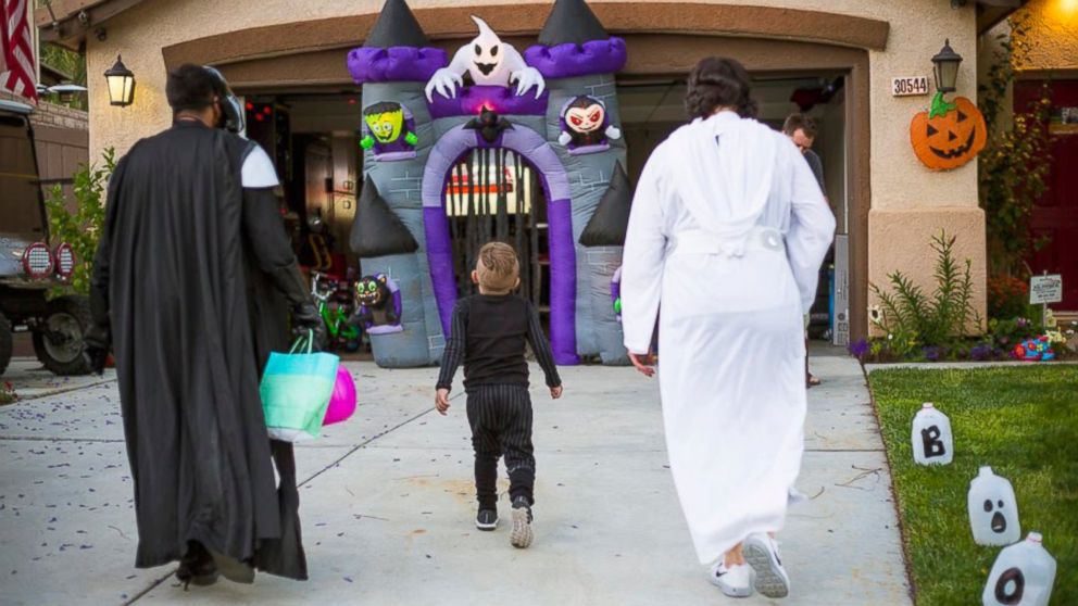 PHOTO: Carter Sarkar, 5, who suffers from Sanfilippo syndrome, had his neighborhood block celebrating his 5th birthday with an early Halloween party on May 21 in Castaic, California.