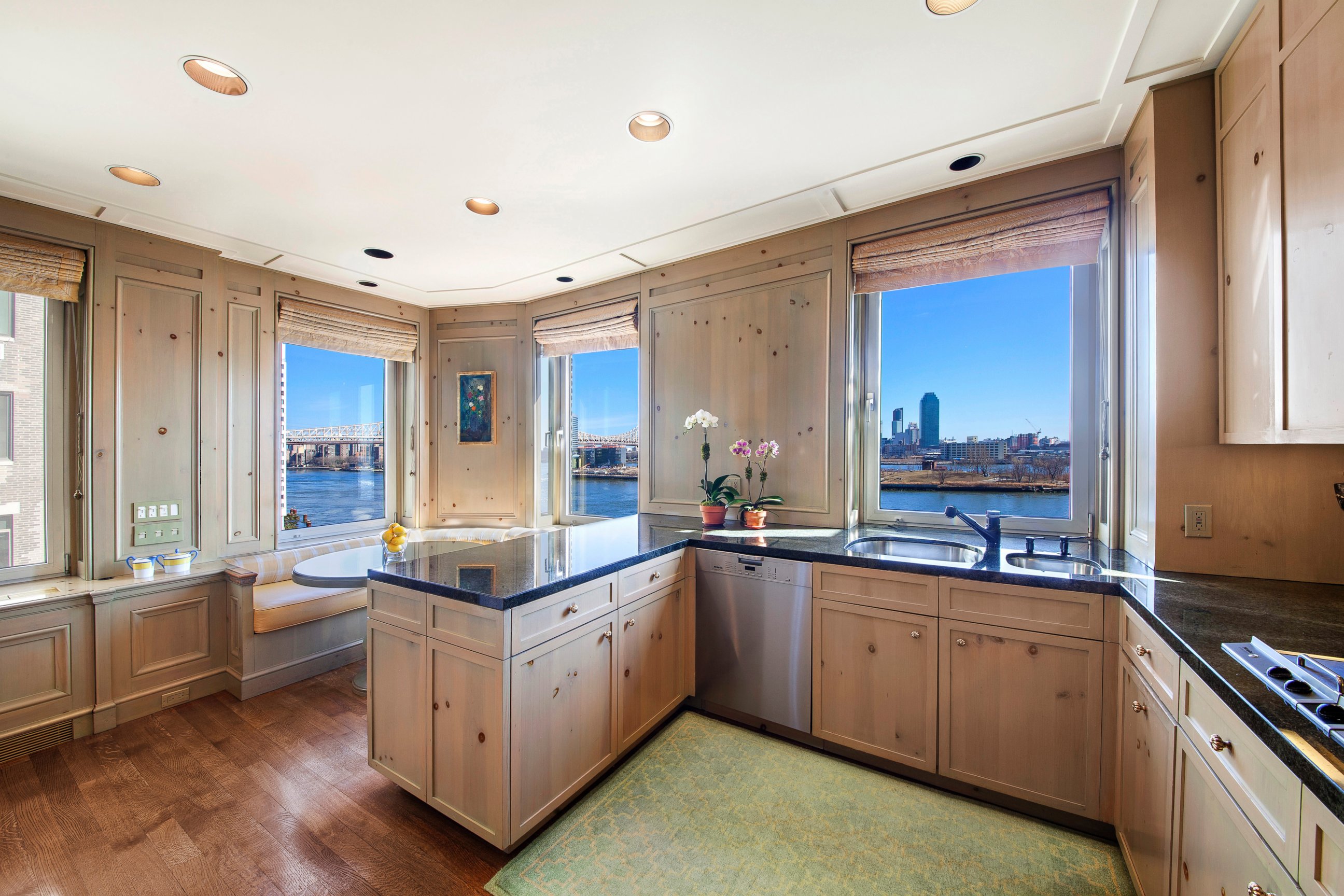PHOTO: Actress Greta Garbo's 7-room co-op is for sale in Midtown East, New York City, for $5.95 million. 
