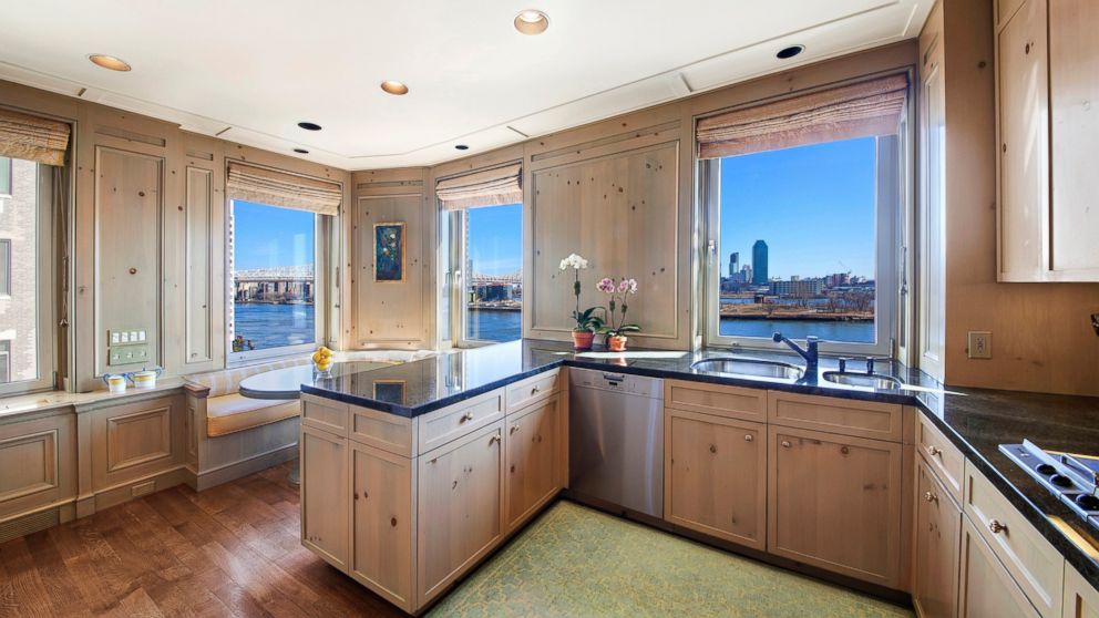 PHOTO: Actress Greta Garbo's 7-room co-op is for sale in Midtown East, New York City, for $5.95 million. 