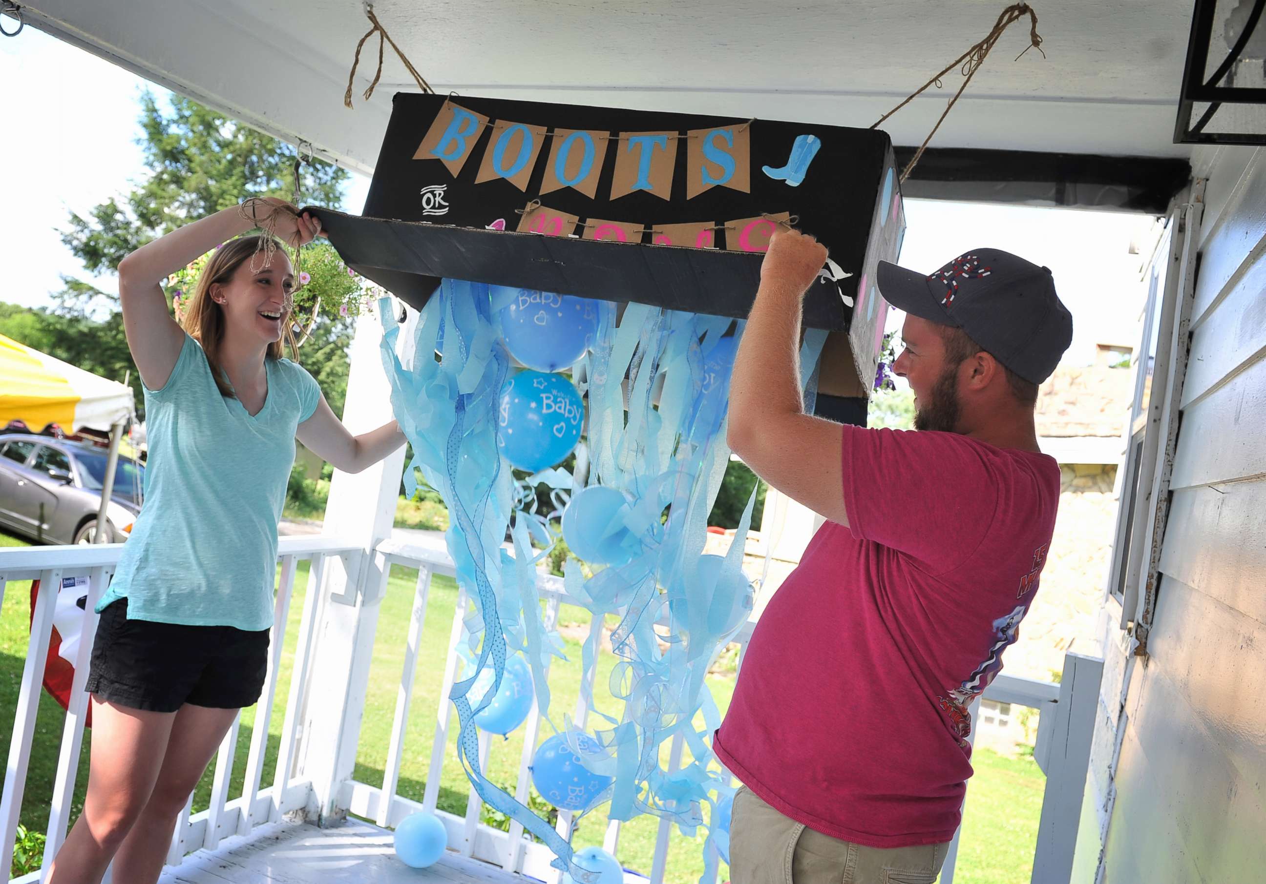PHOTO: Zack Muellerleile and his pregnant wife, Joscelyn Muellerleile, both 23-year-old residents of Norvelt, Penn., hosted a party on July 1 to announce whether they were expecting a boy or girl.
