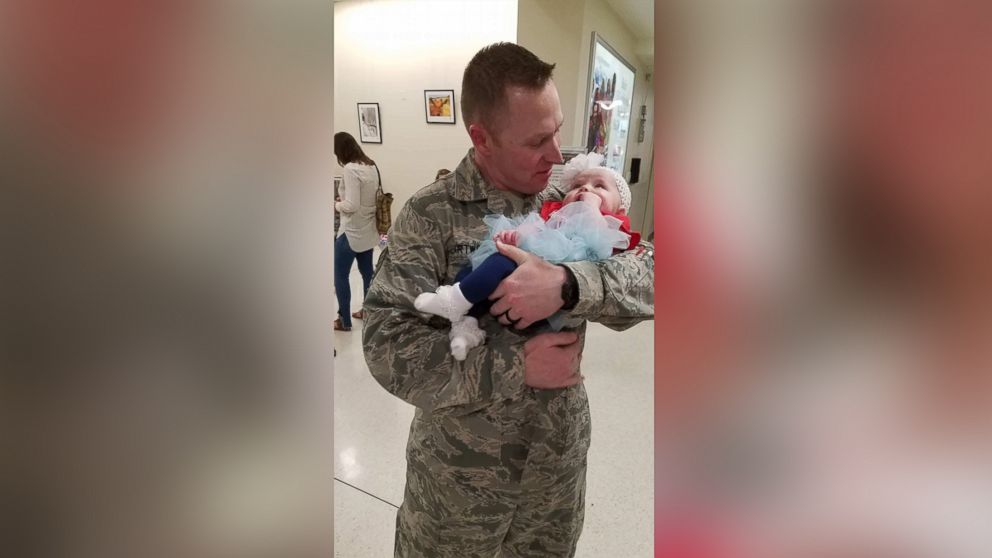 PHOTO: Sgt. Scott Cartwright met his 4-month-old baby girl, Jacqueline Eloise, for the first time on Monday at the John Glenn International Airport in Columbus, Ohio.