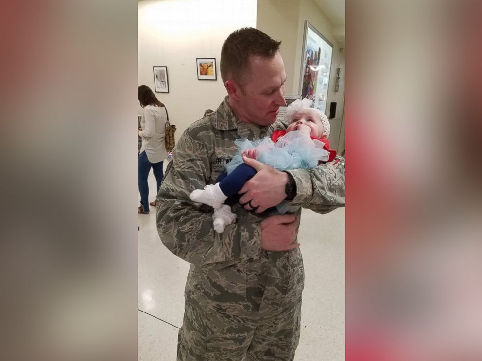 PHOTO: Sgt. Scott Cartwright met his 4-month-old baby girl, Jacqueline Eloise, for the first time on Monday at the John Glenn International Airport in Columbus, Ohio.