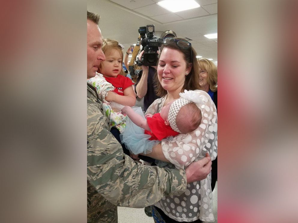 PHOTO: Sgt. Scott Cartwright met his 4-month-old baby girl, Jacqueline Eloise, for the first time on Monday at the John Glenn International Airport in Columbus, Ohio.