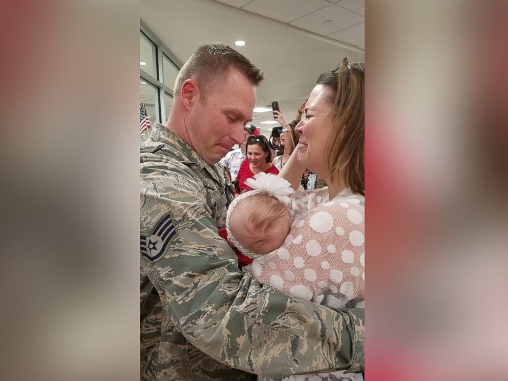 PHOTO: Sgt. Scott Cartwright met his 4-month-old baby girl, Jacqueline Eloise, for the first time on Monday at the John Glenn International Airport in Columbus, Ohio.