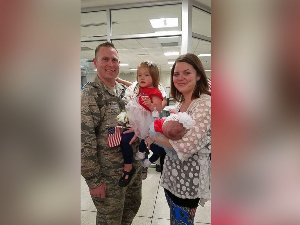 PHOTO: Sgt. Scott Cartwright met his 4-month-old baby girl, Jacqueline Eloise, for the first time on Monday at the John Glenn International Airport in Columbus, Ohio.