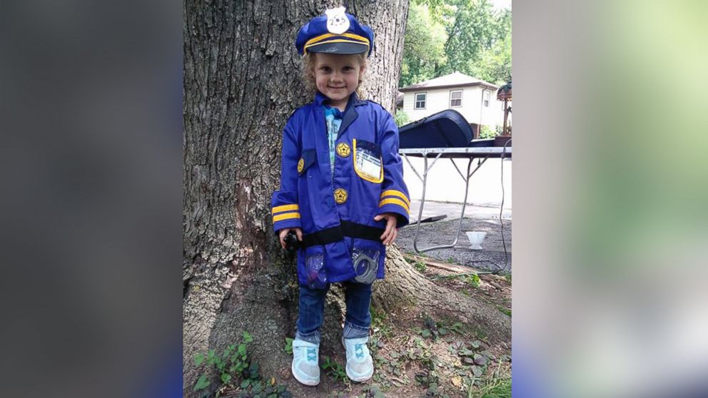 VIDEO: Dozens of cops visit young girl's lemonade stand