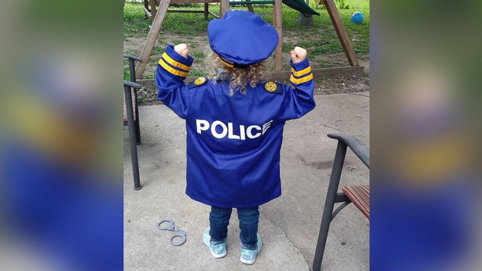 PHOTO: Hannah Pasley, 3, was visited by dozens of police officers at a lemonade stand in front of her Kansas City, Missouri, home.