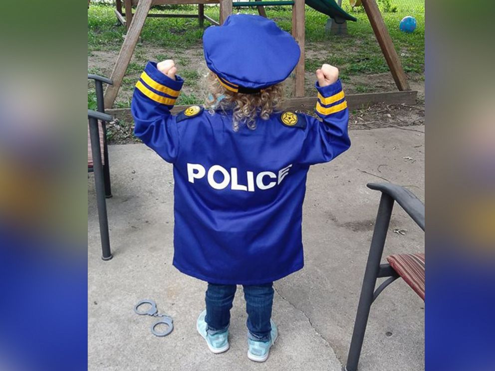 PHOTO: Hannah Pasley, 3, was visited by dozens of police officers at a lemonade stand in front of her Kansas City, Missouri, home.