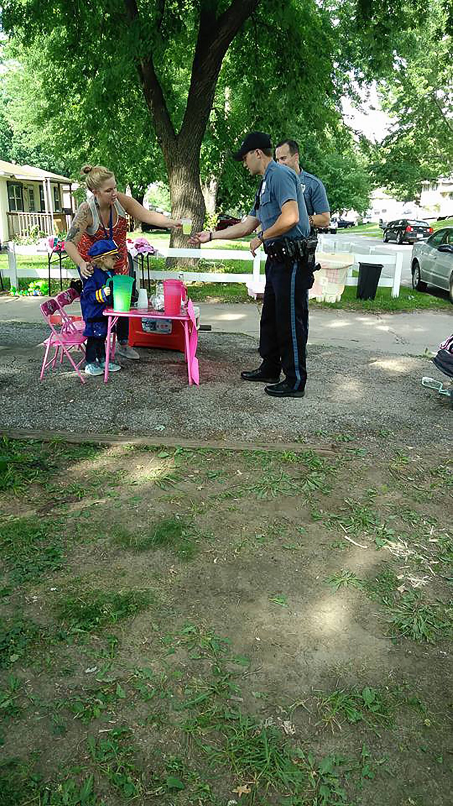 PHOTO: Hannah Pasley, 3, was visited by dozens of police officers at a lemonade stand in front of her Kansas City, Missouri, home.