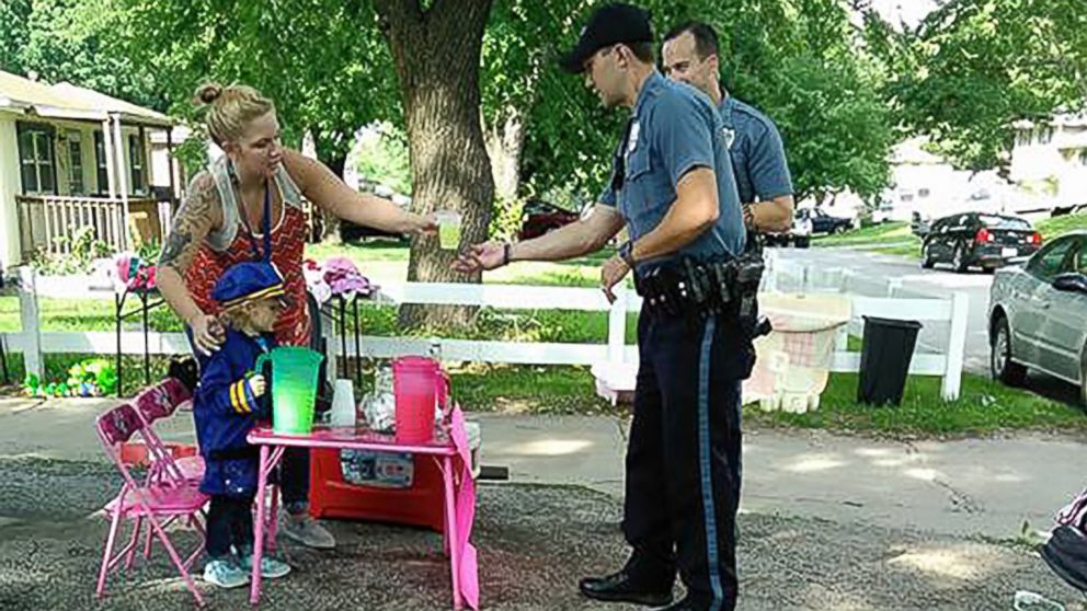 PHOTO: Hannah Pasley, 3, was visited by dozens of police officers at a lemonade stand in front of her Kansas City, Missouri, home.