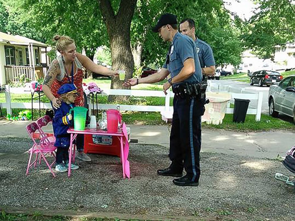 PHOTO: Hannah Pasley, 3, was visited by dozens of police officers at a lemonade stand in front of her Kansas City, Missouri, home.