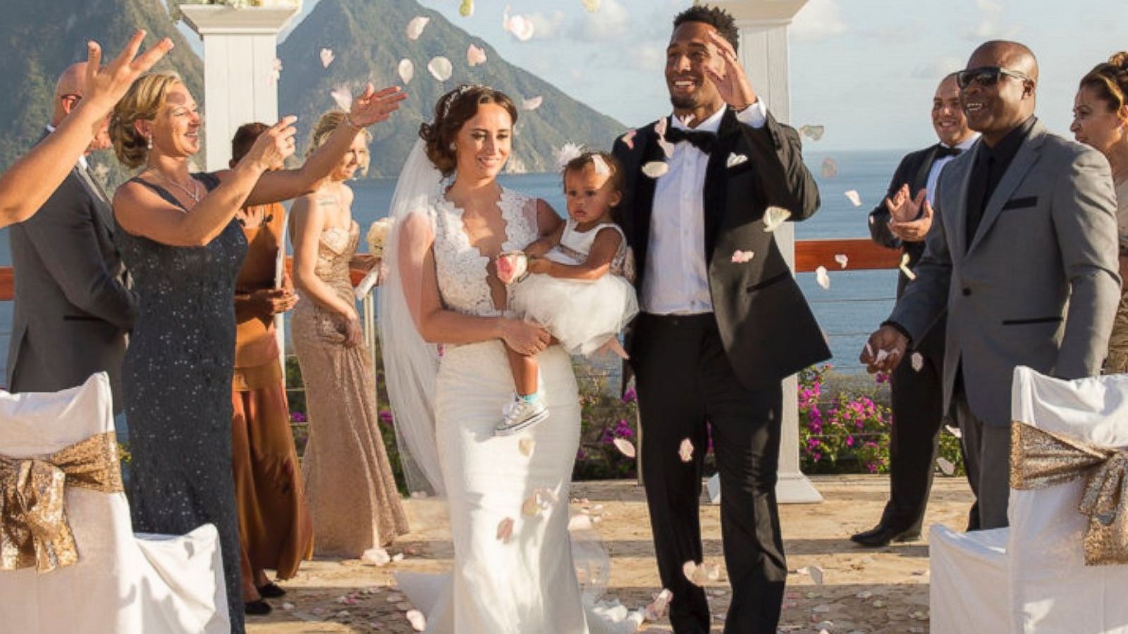 Nfl Player And Wife Ask Wedding Guests To Donate Animal Rescue In Nfl Player And Wife Ask Wedding Guests To Donate Animal Rescue In Lieu Of Gifts Abc News