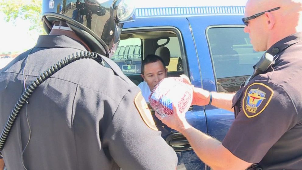 PHOTO: In the spirit of Thanksgiving, police in Fort Worth, Texas, handed out turkeys instead of tickets for minor traffic violations on Nov. 16, 2016. 