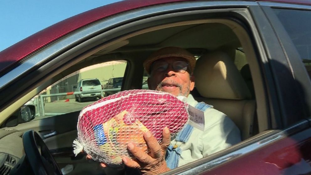 PHOTO: In the spirit of Thanksgiving, police in Fort Worth, Texas, handed out turkeys instead of tickets for minor traffic violations on Nov. 16, 2016. 