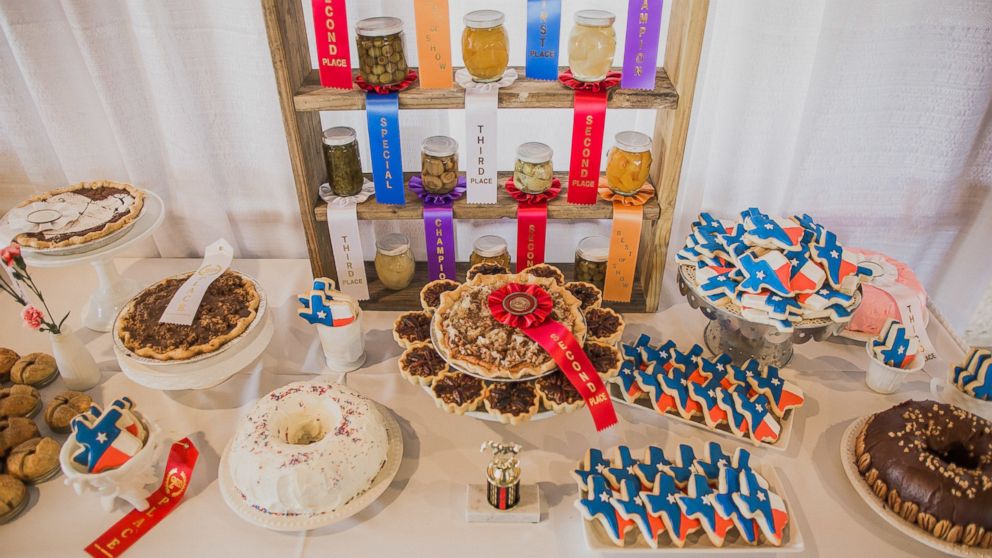 Couple Throws An Epic State Fair Themed Wedding Complete With Ferris Wheel Corn Dogs Abc News