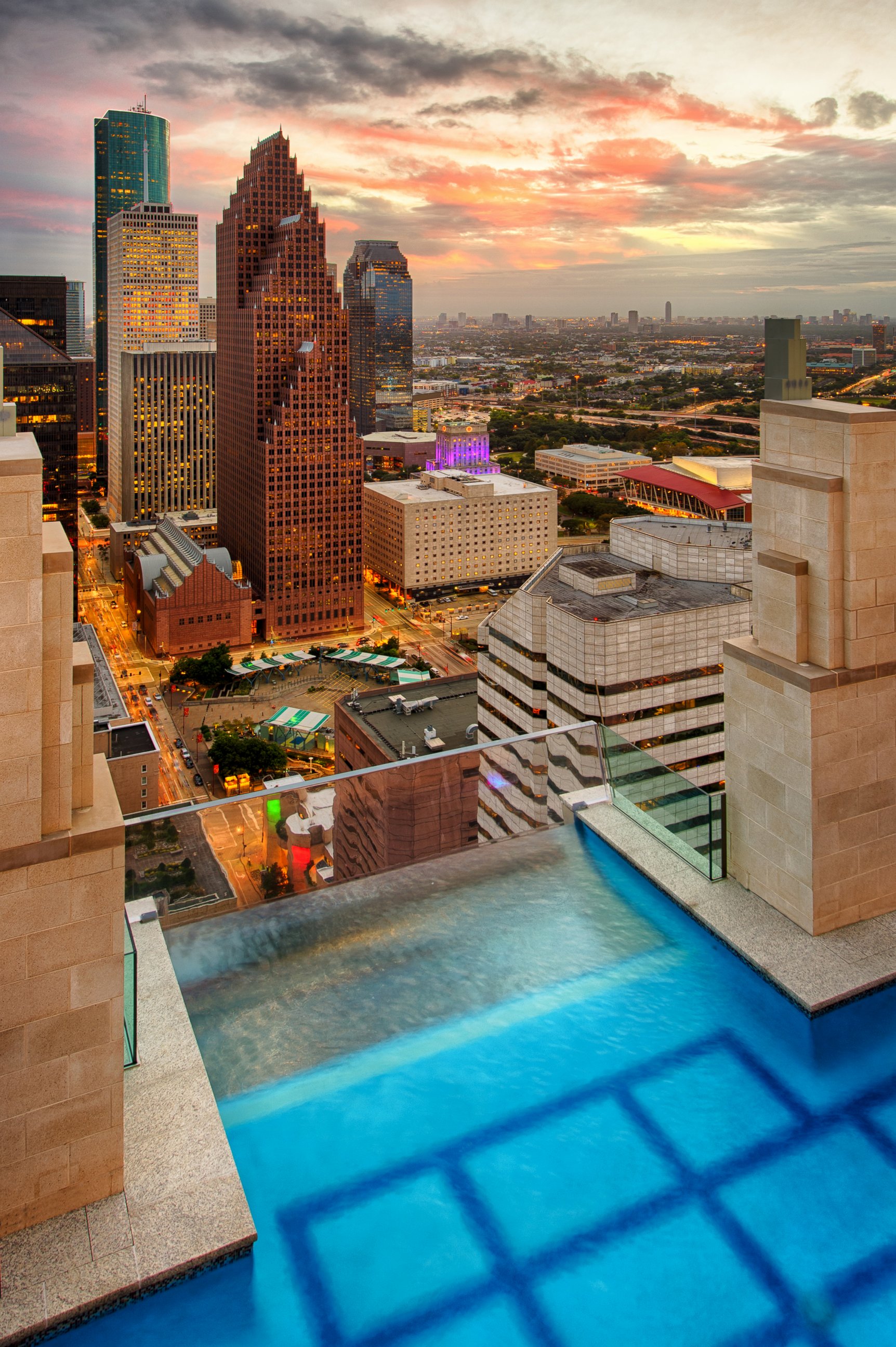 PHOTO: A portion of a Texas apartment complex's rooftop pool juts out 500 feet above downtown Houston. 