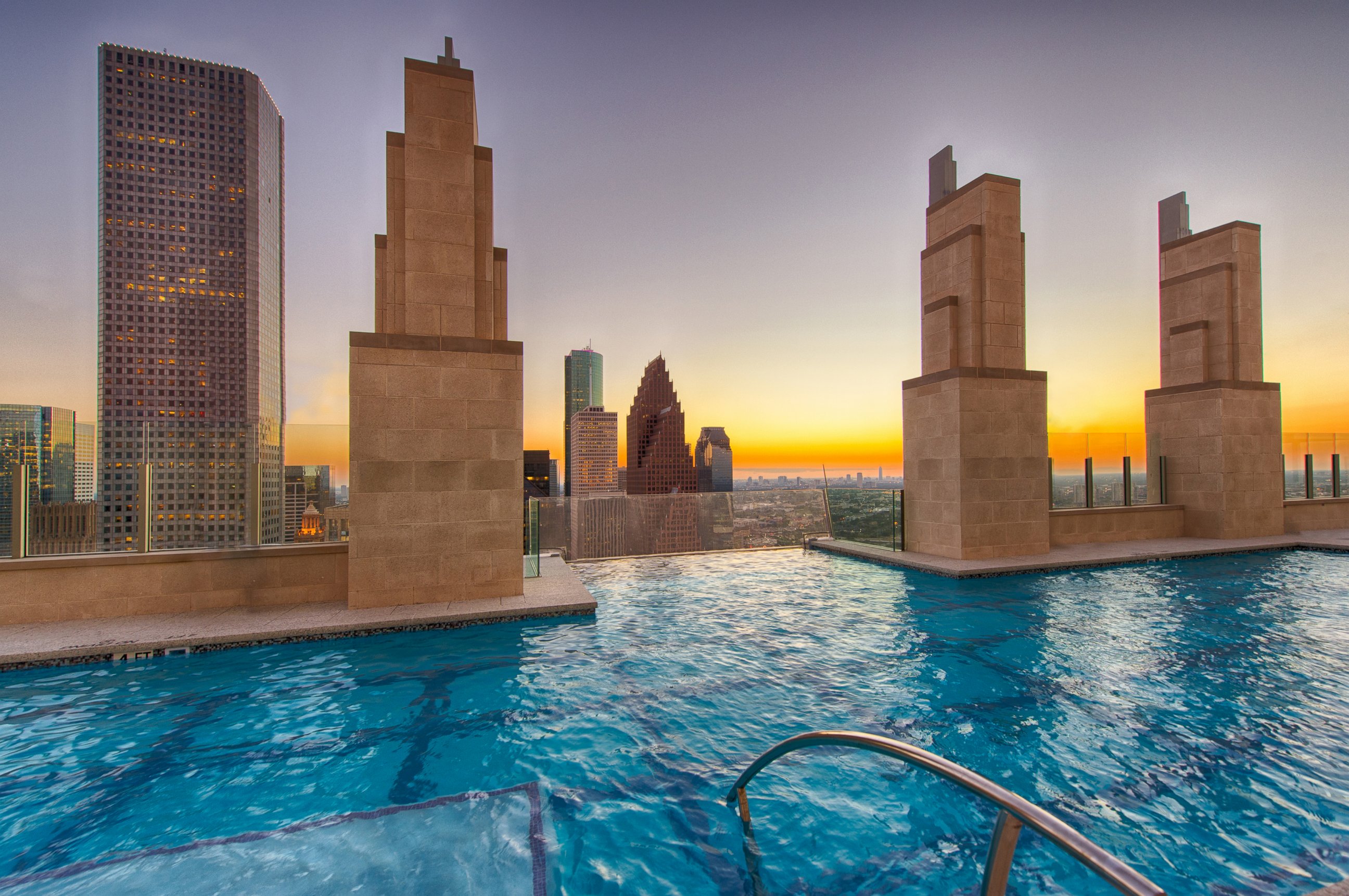 PHOTO: A portion of a Texas apartment complex's rooftop pool juts out 500 feet above downtown Houston. 