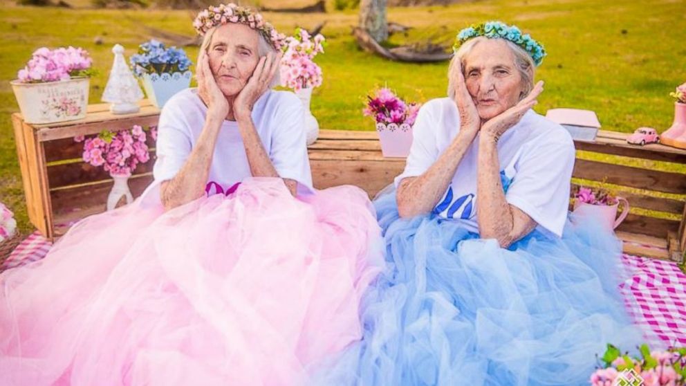PHOTO:Brazilian twin sisters Maria Pignaton Pontin and Paulina Pignaton Pandolfi celebrated turning 100 on May 24 with a whimsical photo shoot.