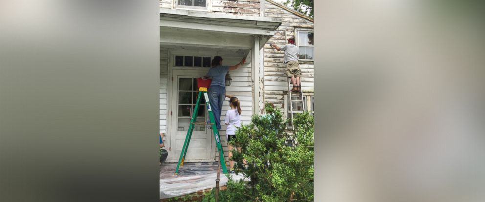 Couple Gathers Neighbors to Repair Elderly Woman's Home - ABC News