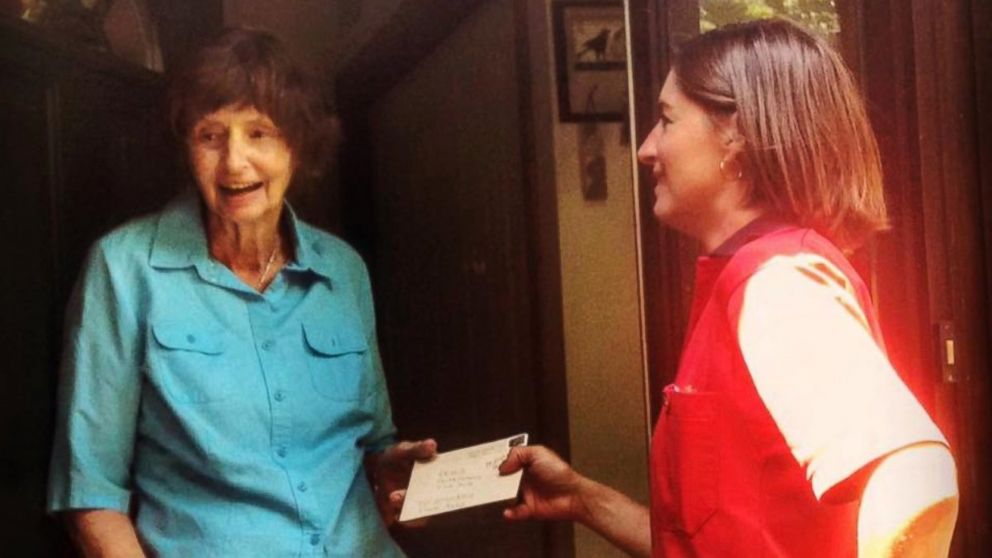 With the help of the Internet, Canadian postal worker Natasha Villeneuve delivered a camper's letter to her grandmother, despite missing address information.