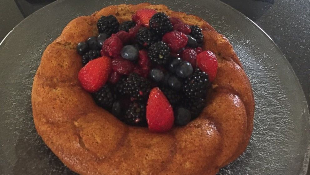 PHOTO: Chef Rocco DiSpirito's instant almond cake with mixed berries, from the book "The Negative Calorie Diet."
