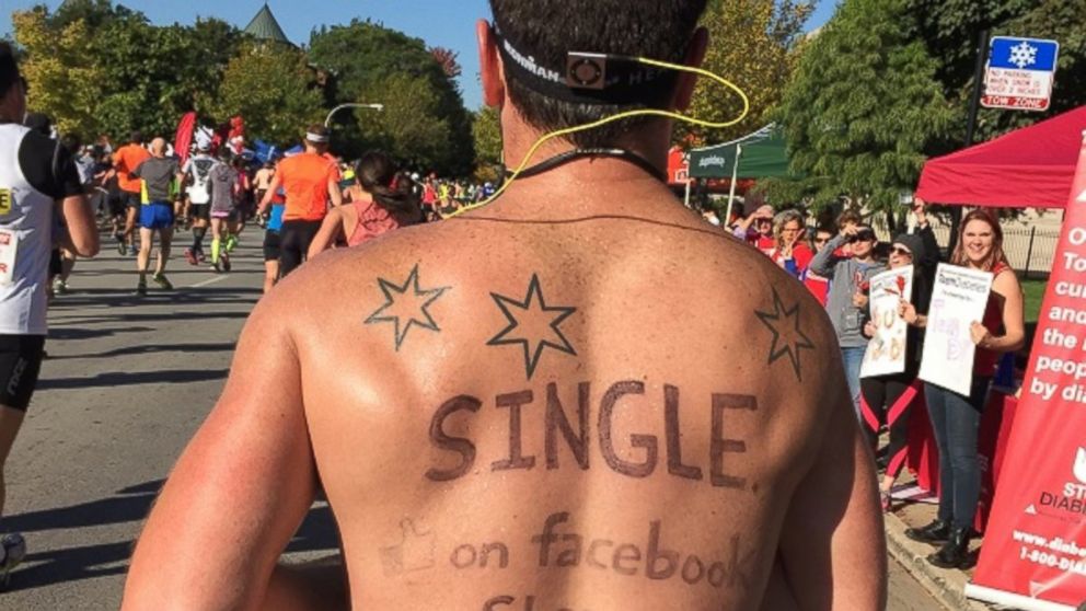 PHOTO: Steve Bergstrom used his back as a billboard as he ran the 2015 Bank of America Chicago Marathon on Oct. 9.