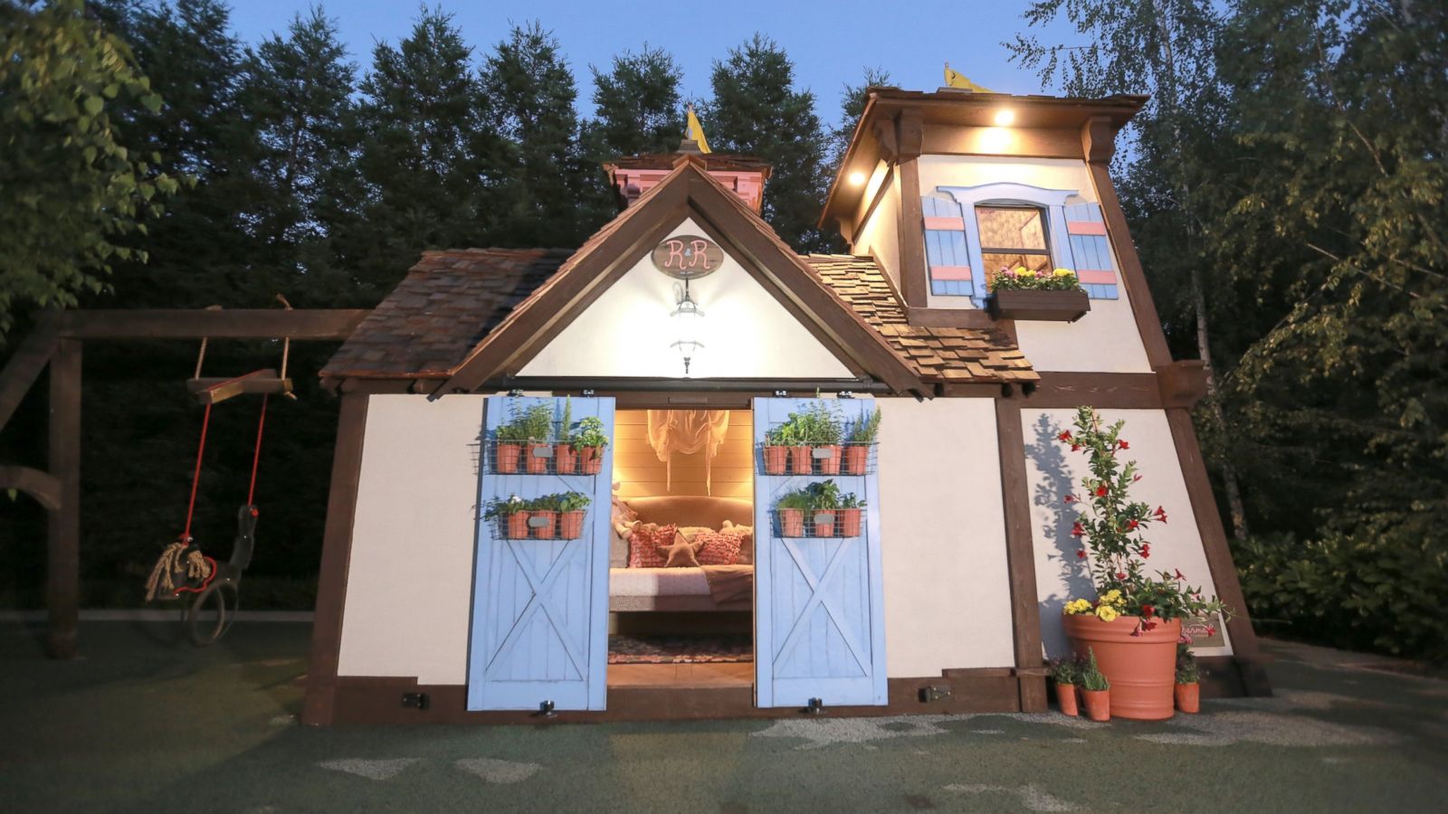 Steph Curry S Daughter Riley Gets Princess Pony Themed Playhouse Of Her Dreams Abc News