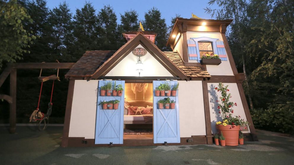 PHOTO: Steph Curry's daughter, Riley, gets surprised with the horse-themed playhouse of her dreams on TLC's "Playhouse Masters," premiering August 23 at 10 p.m. EST.