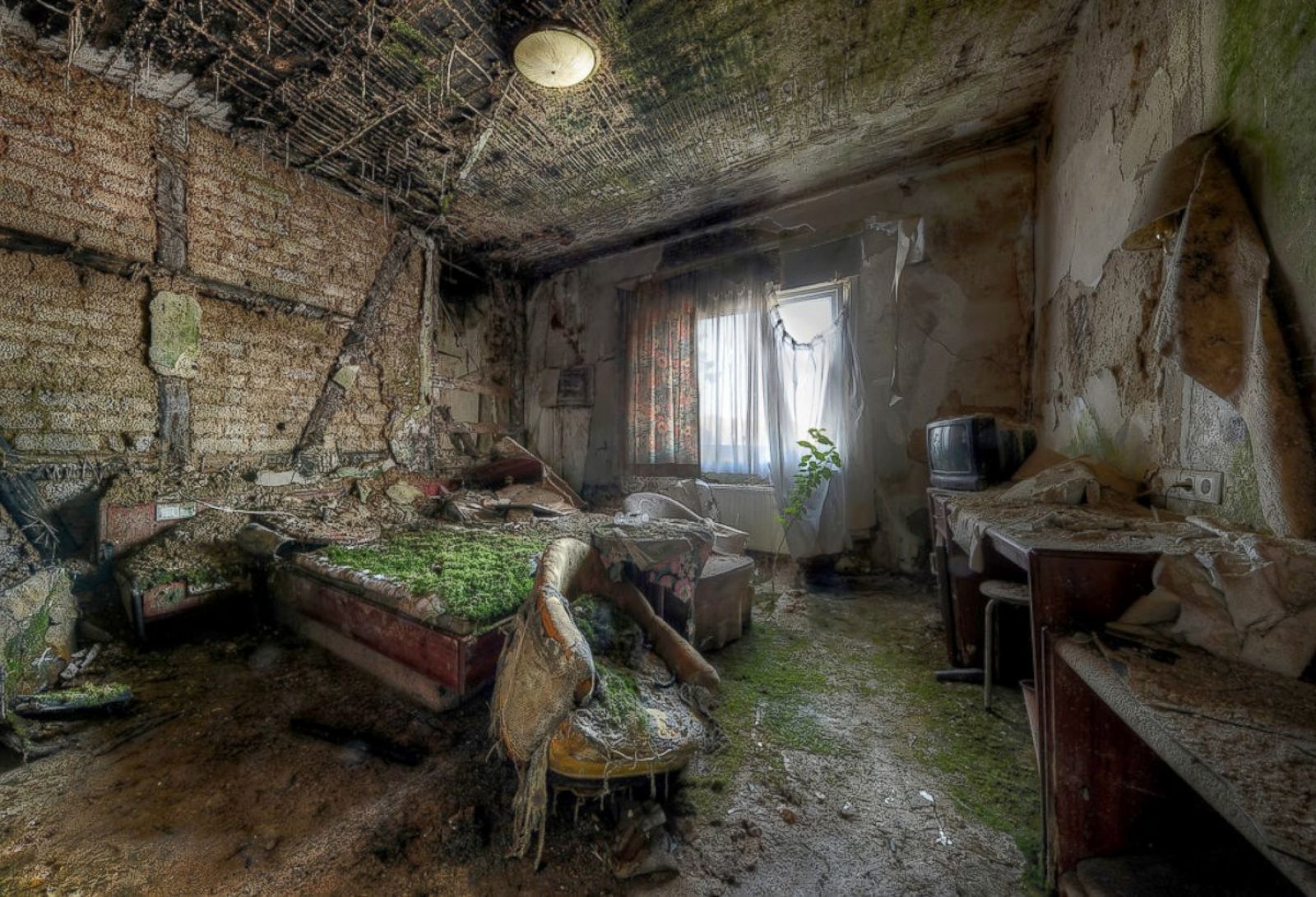 photos-of-abandoned-buildings-across-the-uk-to-go-on-display-in-new