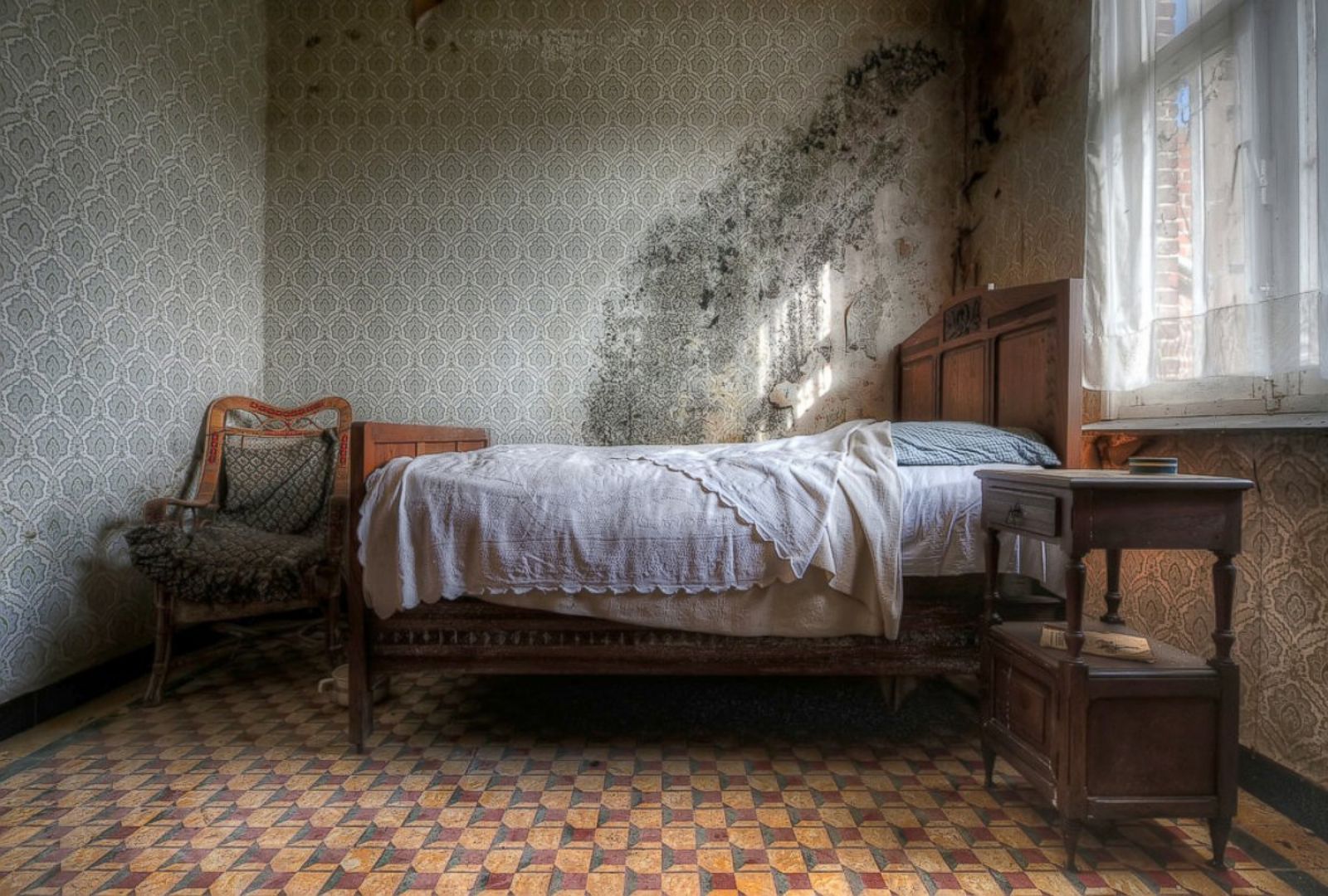 Можно спать на кровати после умершего. Старая кровать. Старинная комната с кроватью. Кровать в старых домах. Кровать старенькая.