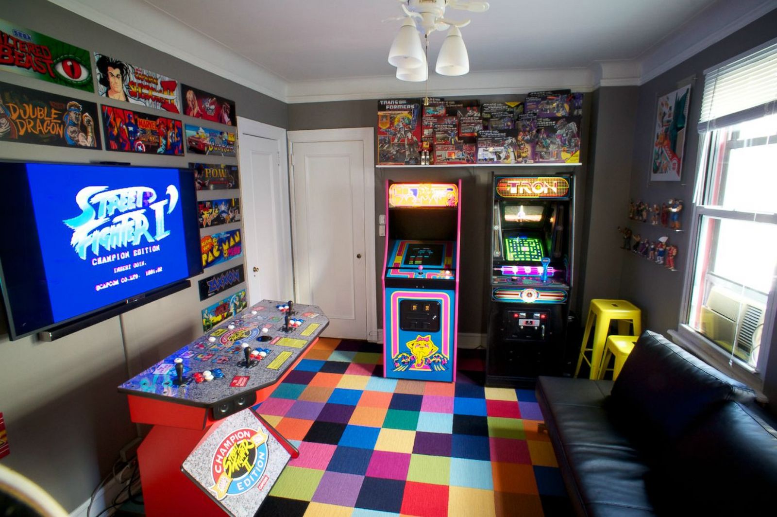 Игры комнаты видео. Игровая ретро комната. Интерьер в игровом стиле. Игровая комната. Игровая комната с приставками.