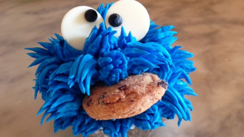 Avoid a Pinterest fail. Here are tips to nail frosting the perfect Cookie Monster cupcake.