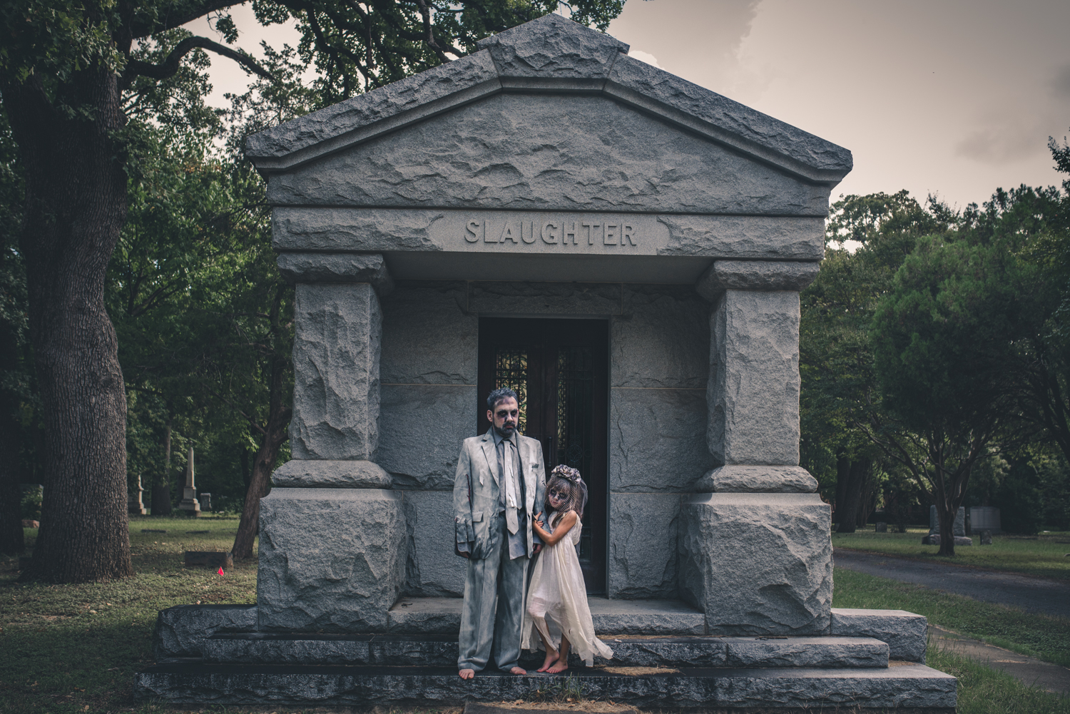 PHOTO: The Peveto family, of Dallas, holds annual eerie Halloween daddy-daughter photo shoots.