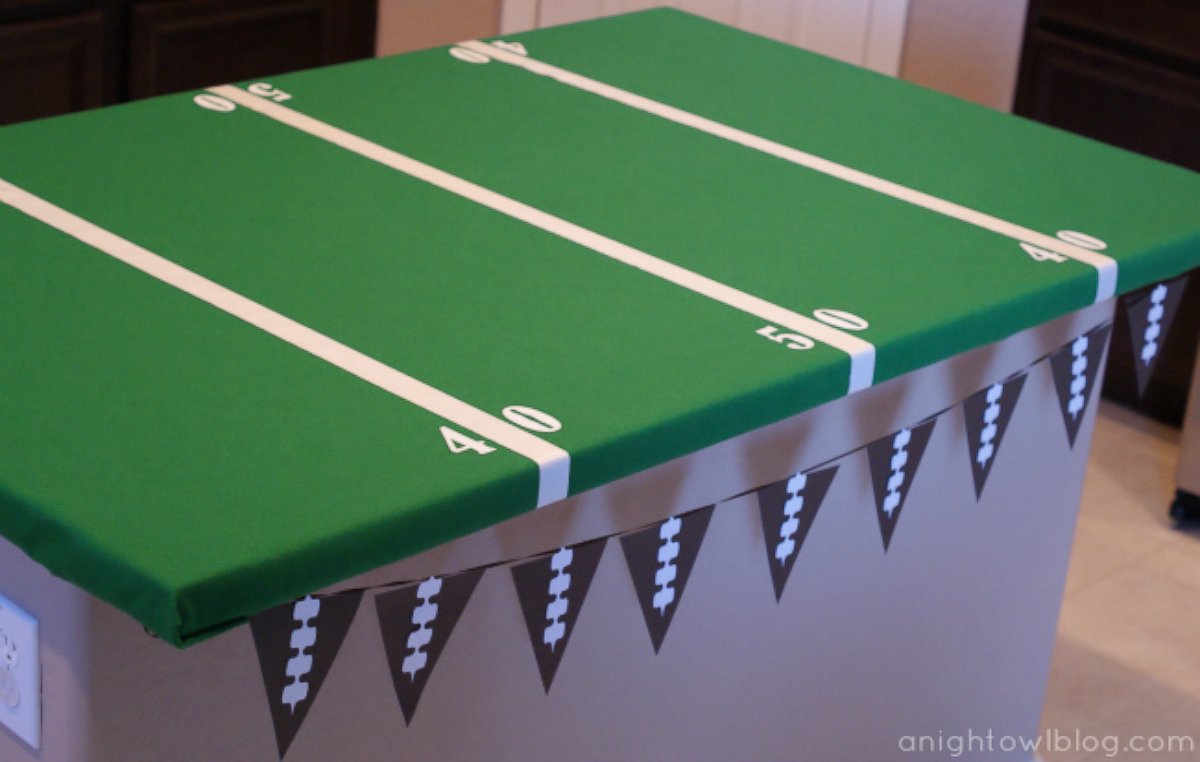 PHOTO: The blog A Night Owl created an "Easy Football Field Party Table," pictured here. 