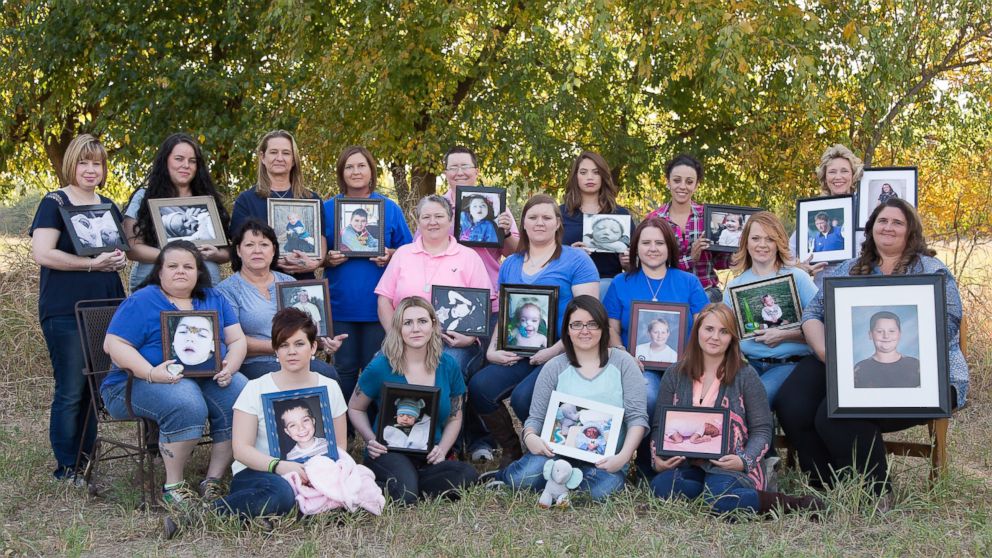 These 19 moms who lost their children gathered for a heartbreaking photo and companionship. 
