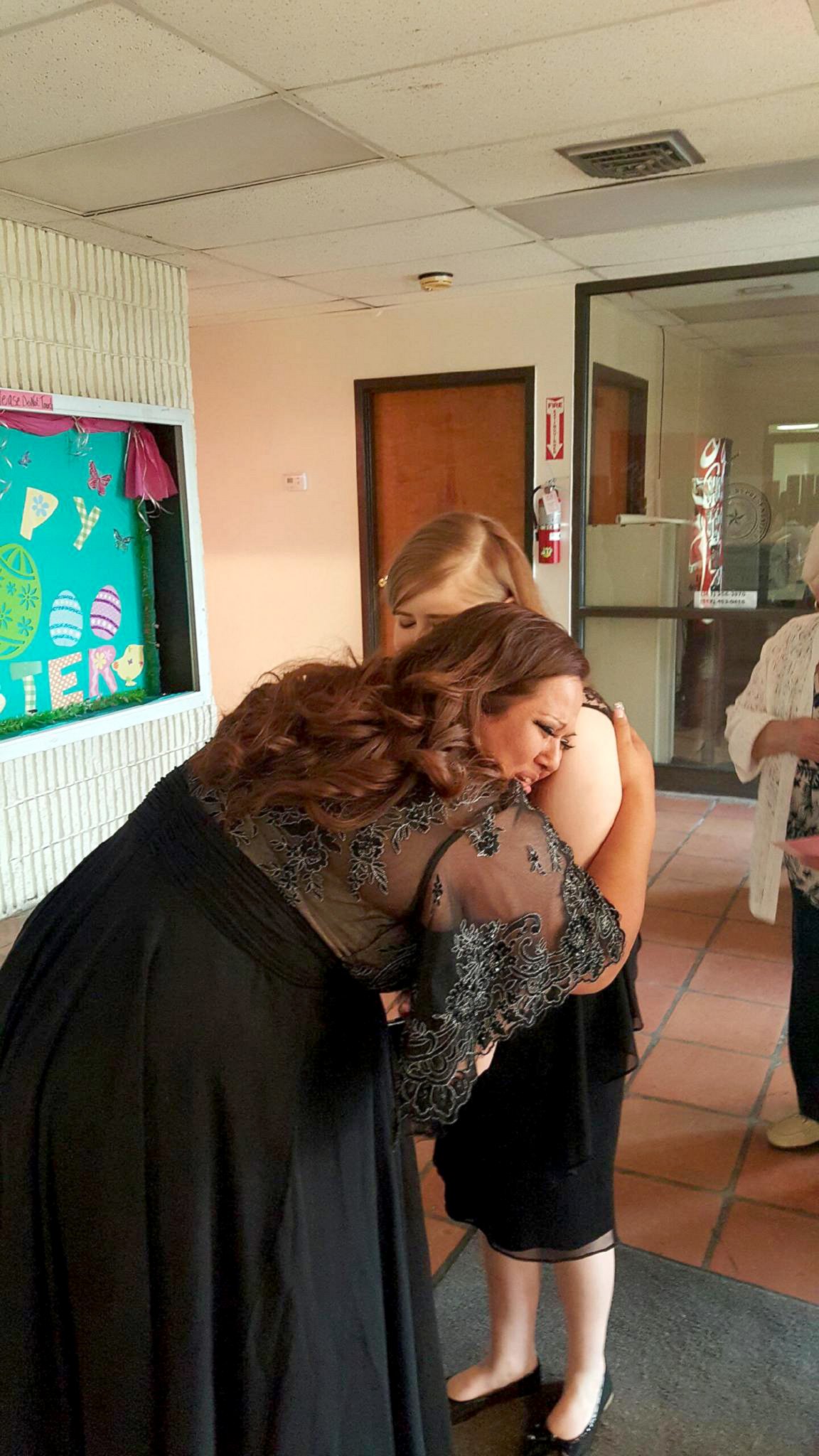 PHOTO: Melissa Hernandez, 33, meets Aubrey Reeves, 18, 10 years after the teen received her son's heart.