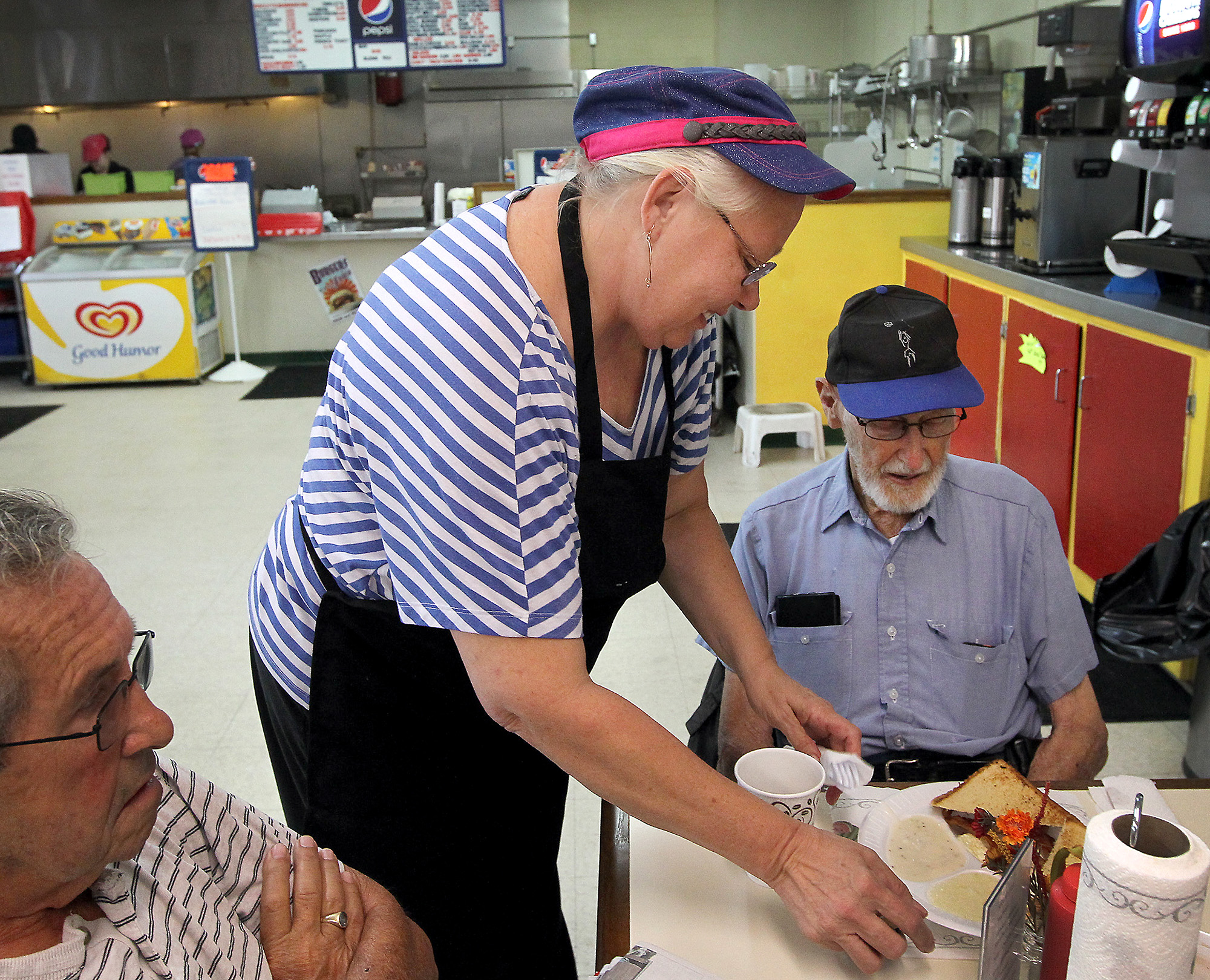 PHOTO: Dana Parris serving customers at her North Carolina restaurant.