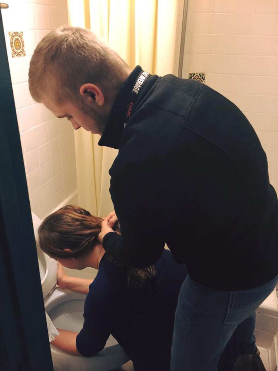 PHOTO: Joshua Streeter, 20, holds back his fiancee Ariana Ward's hair during her pregnancy in this now viral photo.
