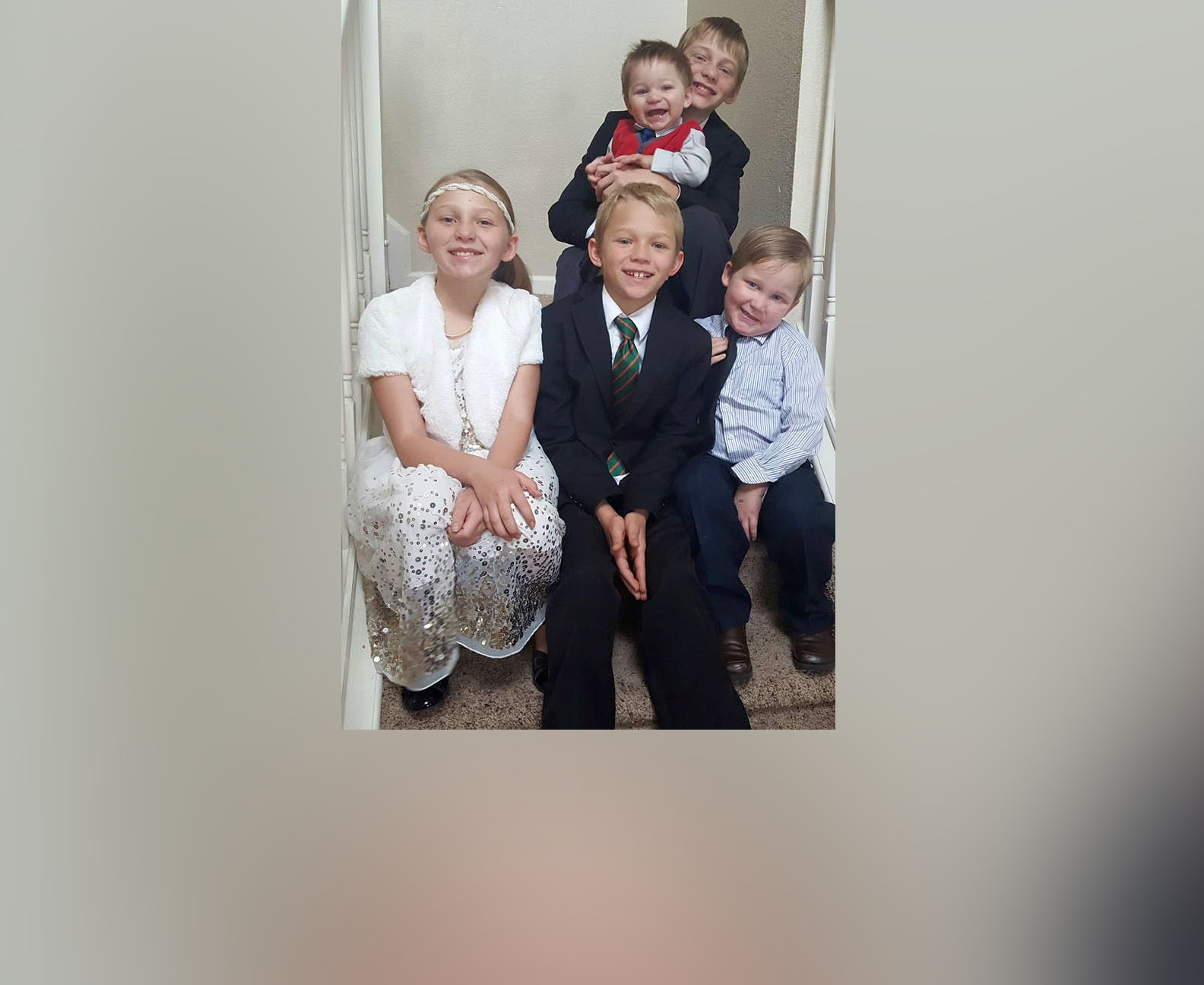 PHOTO: Logan photographed with his siblings Ashton, 12, Kadence, 10, Westden, 8, Logan, 6, and Peyton, 1, in November 2015.
