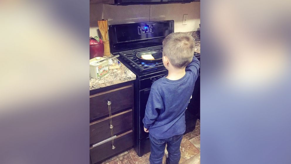 PHOTO: Single mother Nikkole Paulun teaches her son Lyle, 6, to do household chores to remind him it's not "just for women."