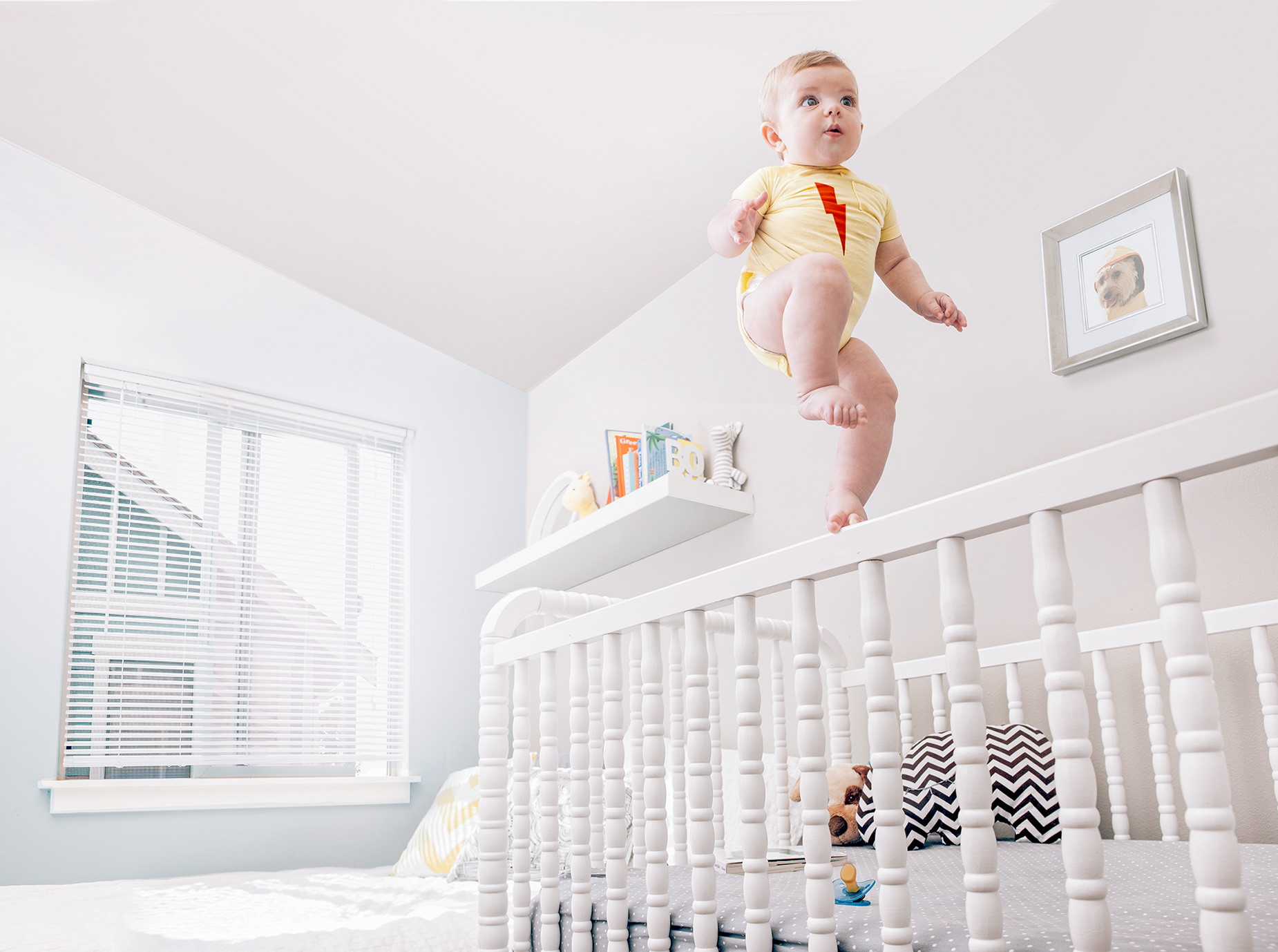 Running baby. Фотосессия с годовалым ребенком в стиле Минимализм. Свешивать ребенка. Фото ребенка с белой в помещении. Crib from 10s.