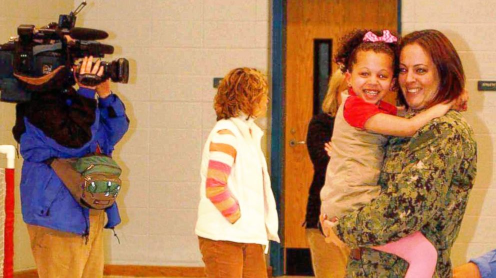 Navy Mom Surprises 5 Year Old Daughter In School Gym Abc News 0744