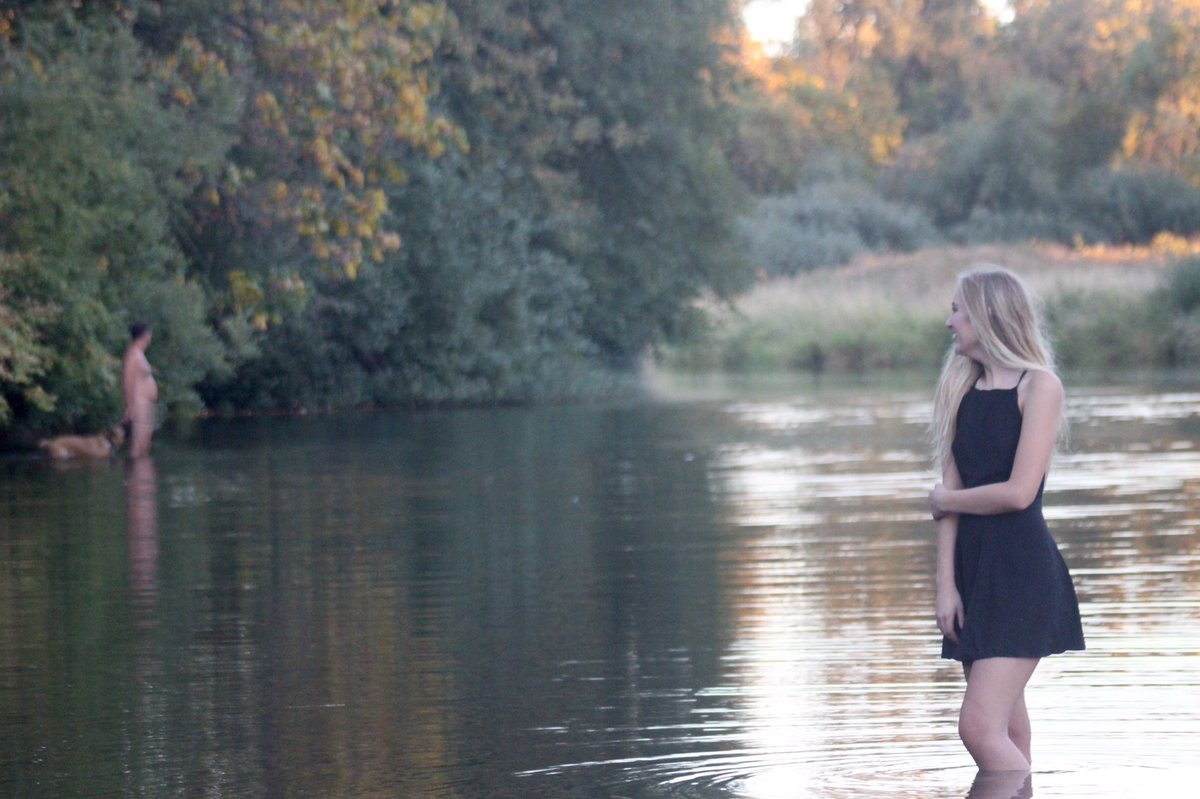 PHOTO: A teen's senior portraits were photobombed by naked man in Oregon.