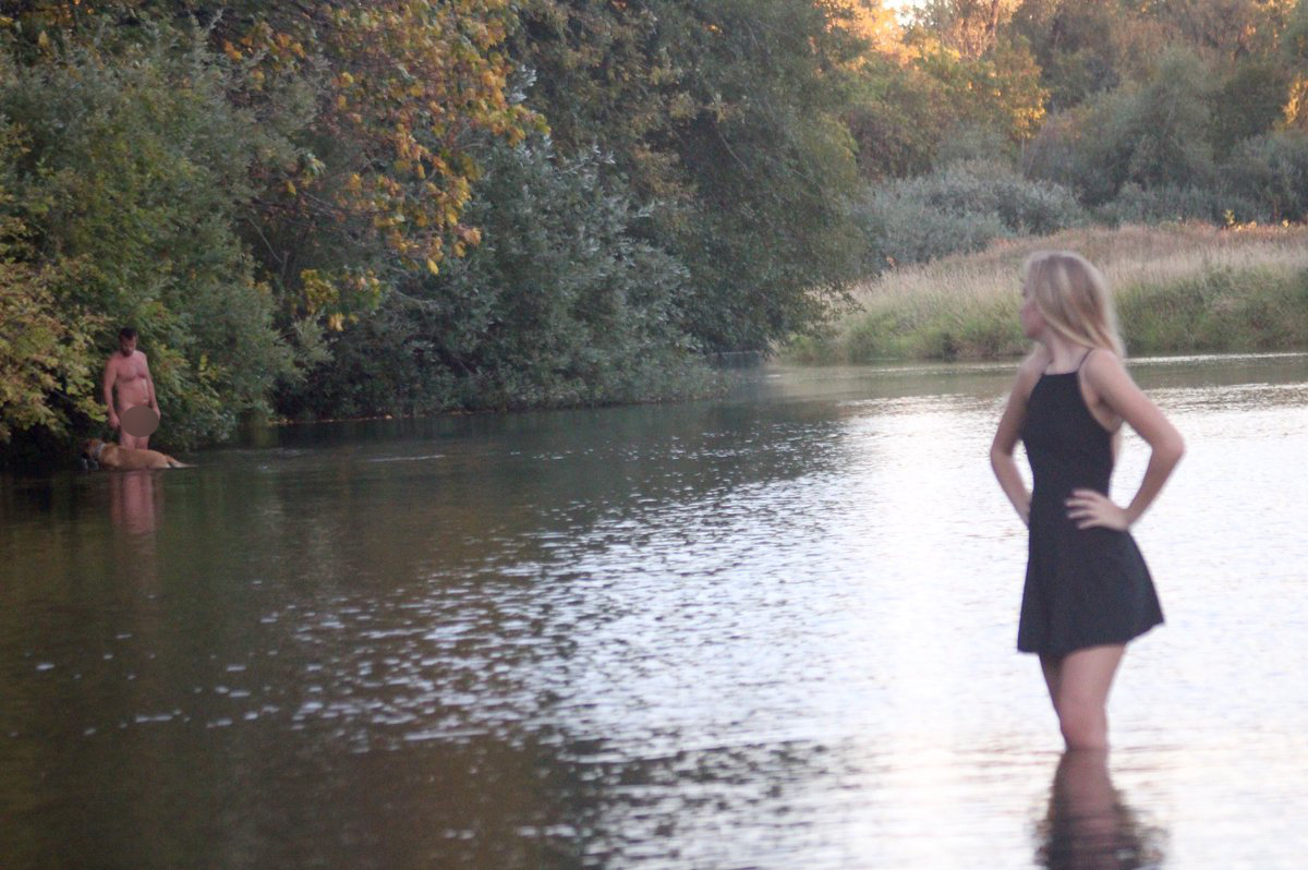 PHOTO: A teen's senior portraits were photobombed by naked man in Oregon.