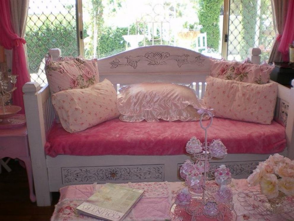 PHOTO: Australian woman Kim Wood has decorated her entire house in pink, including her living room.