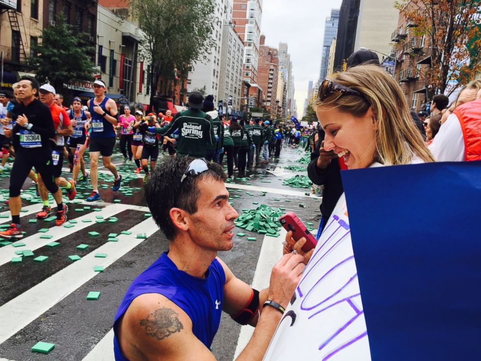 PHOTO: Joe Duarte proposes to Katie Mascenik during the NYC Marathon on Nov. 1, 2015.
