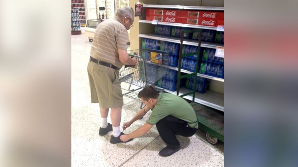 PHOTO: Grocery store employee's small act of kindness goes viral.