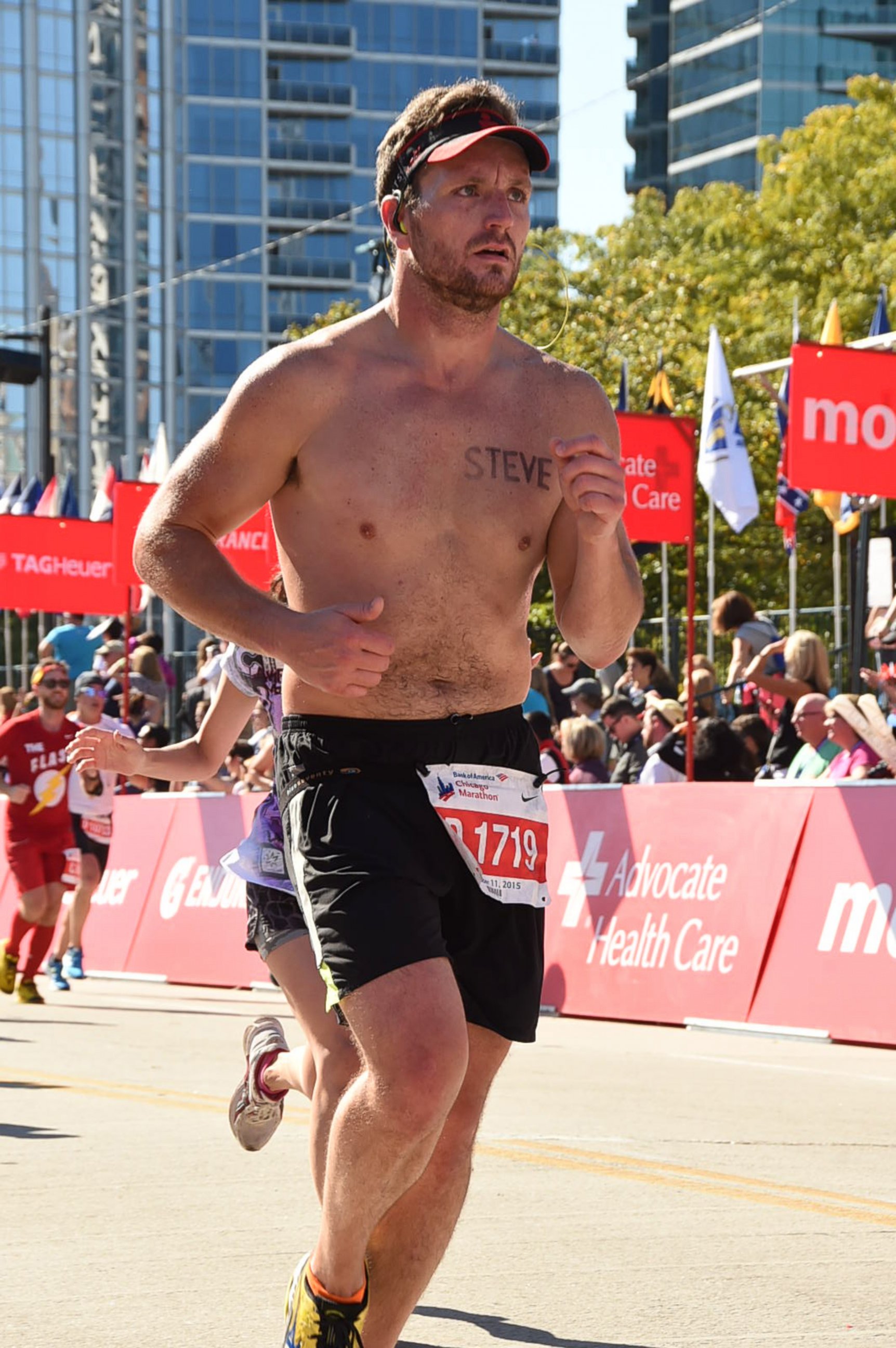 PHOTO: Steve Bergstrom runs the Bank of America Chicago Marathon on Oct. 9, 2015. He decided to use his back as a billboard to cheer the runners and hopefully get a date.